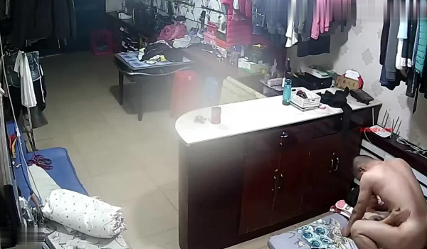 客户刚走老板就迫不及待与秘书在办公室偷情