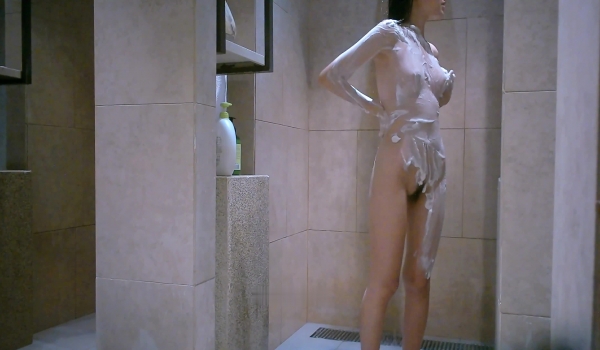 澡堂偷拍两个学生妹相约来洗澡,两个姑娘四只奶,犹