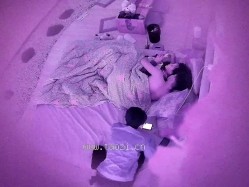 酒店偷拍！小仙女被窝里都快干起来了，奇葩男还不肯走，熬走奇葩后，马上忍不住打两炮