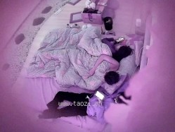 酒店偷拍！小仙女被窝里都快干起来了，奇葩男还不肯走，熬走奇葩后，马上忍不住打两炮