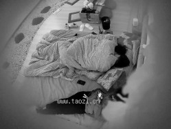 酒店偷拍！小仙女被窝里都快干起来了，奇葩男还不肯走，熬走奇葩后，马上忍不住打两炮