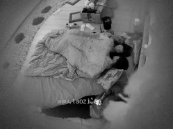 酒店偷拍！小仙女被窝里都快干起来了，奇葩男还不肯走，熬走奇葩后，马上忍不住打两炮