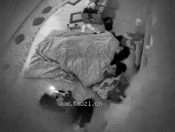 酒店偷拍！小仙女被窝里都快干起来了，奇葩男还不肯走，熬走奇葩后，马上忍不住打两炮