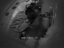 酒店偷拍！小仙女被窝里都快干起来了，奇葩男还不肯走，熬走奇葩后，马上忍不住打两炮