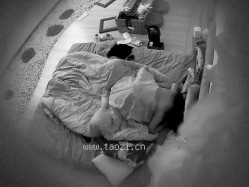 酒店偷拍！小仙女被窝里都快干起来了，奇葩男还不肯走，熬走奇葩后，马上忍不住打两炮