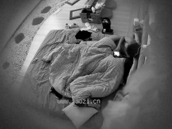 酒店偷拍！小仙女被窝里都快干起来了，奇葩男还不肯走，熬走奇葩后，马上忍不住打两炮