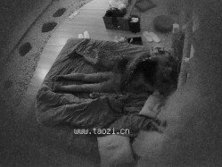 酒店偷拍！小仙女被窝里都快干起来了，奇葩男还不肯走，熬走奇葩后，马上忍不住打两炮