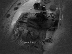 酒店偷拍！小仙女被窝里都快干起来了，奇葩男还不肯走，熬走奇葩后，马上忍不住打两炮