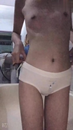 毛都还没长齐的贫乳清纯眼镜高中生真反差，在家洗澡掰逼自慰自拍