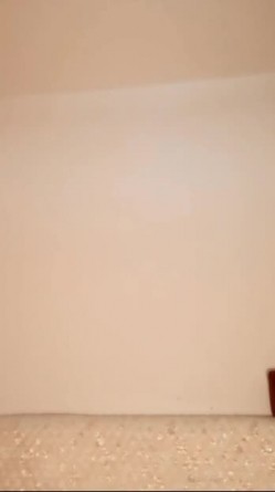 清纯可爱的嫩妹子 穿着酒红色吊带睡衣 全裸诱惑 用跳蛋自慰 跳蛋塞进逼里 另一个摩擦阴蒂 非常诱人