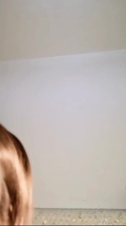 清纯可爱的嫩妹子 穿着酒红色吊带睡衣 全裸诱惑 用跳蛋自慰 跳蛋塞进逼里 另一个摩擦阴蒂 非常诱人