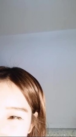 清纯可爱的嫩妹子 穿着酒红色吊带睡衣 全裸诱惑 用跳蛋自慰 跳蛋塞进逼里 另一个摩擦阴蒂 非常诱人