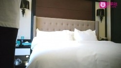 高端外围女探花伟哥重庆某酒店高价约炮 ️成都大学爆乳气质短发学妹服务体贴打桩机式插她