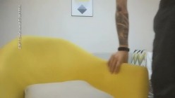 嫖嫖SEX探花约了个牛仔裤妹子，近距离特写掰穴椅子上跪着猛操