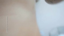 嫖嫖SEX探花约了个牛仔裤妹子，近距离特写掰穴椅子上跪着猛操