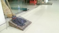 啊三探花酒店叫的外卖，骚人妻兼职进门好直接，脱了衣服等草给大哥口硬大鸡巴，各种姿势暴力抽插直接干射