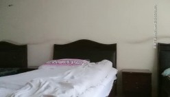 啊三探花酒店叫的外卖，骚人妻兼职进门好直接，脱了衣服等草给大哥口硬大鸡巴，各种姿势暴力抽插直接干射