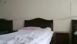 啊三探花酒店叫的外卖，骚人妻兼职进门好直接，脱了衣服等草给大哥口硬大鸡巴，各种姿势暴力抽插直接干射