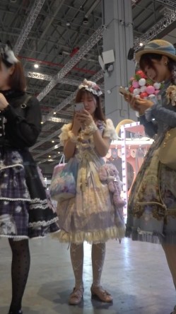 YM漫展抄底,紫洛丽塔半筒透明袜校花,性感暗条纹内勒出黑森林