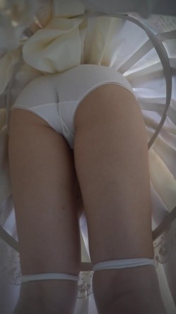 YM漫展抄底,紫洛丽塔半筒透明袜校花,性感暗条纹内勒出黑森林