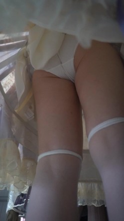 YM漫展抄底,紫洛丽塔半筒透明袜校花,性感暗条纹内勒出黑森林