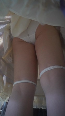 YM漫展抄底,紫洛丽塔半筒透明袜校花,性感暗条纹内勒出黑森林