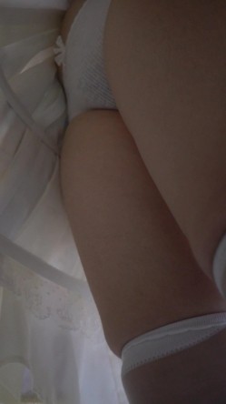 YM漫展抄底,紫洛丽塔半筒透明袜校花,性感暗条纹内勒出黑森林