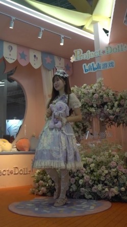 YM漫展抄底,紫洛丽塔半筒透明袜校花,性感暗条纹内勒出黑森林