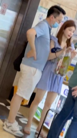 偷拍美女裙底风光 极品靓女和大哥逛街翘臀夹着骚窄内越走越紧小吃街抄底包臀裙小姐姐粉内弯腰侧面露毛了