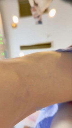 偷拍美女裙底风光 极品靓女和大哥逛街翘臀夹着骚窄内越走越紧小吃街抄底包臀裙小姐姐粉内弯腰侧面露毛了