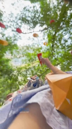 偷拍美女裙底风光 极品靓女和大哥逛街翘臀夹着骚窄内越走越紧小吃街抄底包臀裙小姐姐粉内弯腰侧面露毛了