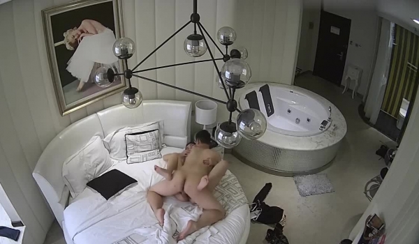 【360水滴TP】白色浴缸房偷拍九头身主女主动上