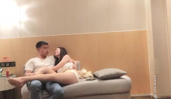 壹哥探花约了个苗条身材短裤妹子沙发上啪啪，浴室一