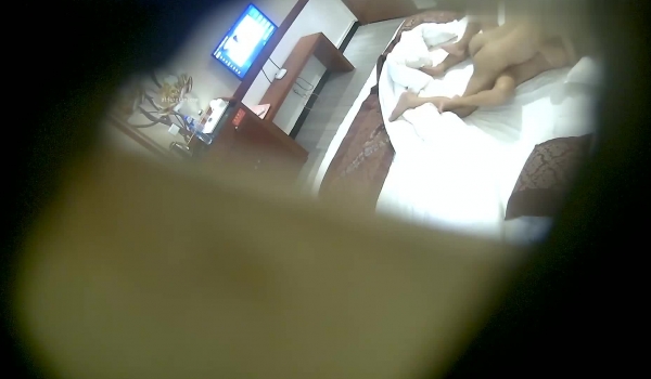 【酒店摄像头】未留出投影大床房，奶牛巨乳妹