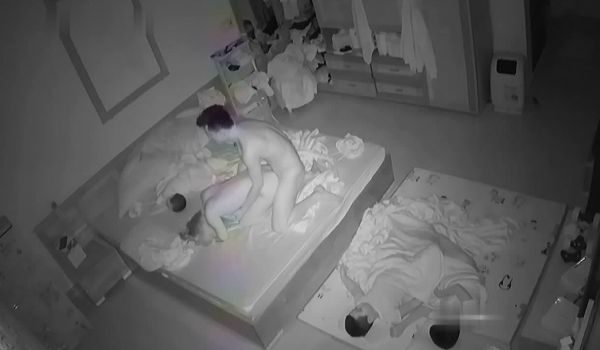 黑客破解家庭网络摄像头偷拍 ️家里都三个孩子了.