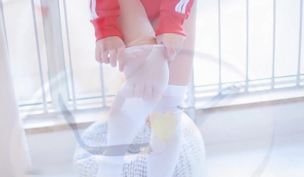 微博美少女杏仁红色运动服青春诱惑留念 翘挺美乳 