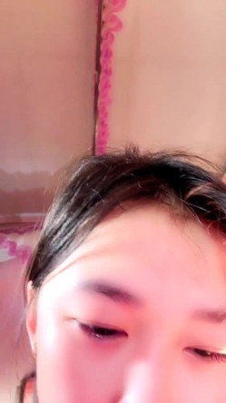 纯情小妹深夜露脸激情大秀直播，跟狼友互动撩骚听指挥，淫声荡语不断，跳蛋塞逼里自慰抽插特写展示不要错过