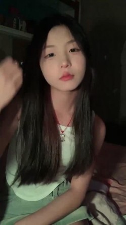 专发18，9岁的学生妹，【你的宇吖】，新人首场，男友软了，小妹妹只好自己玩