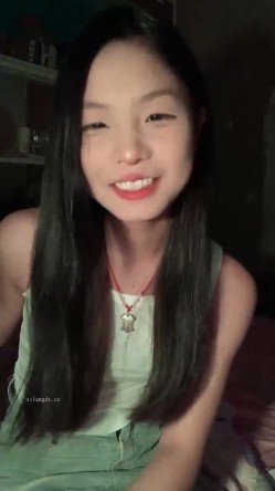 专发18，9岁的学生妹，【你的宇吖】，新人首场，男友软了，小妹妹只好自己玩