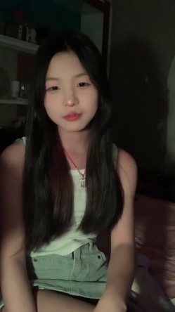 专发18，9岁的学生妹，【你的宇吖】，新人首场，男友软了，小妹妹只好自己玩