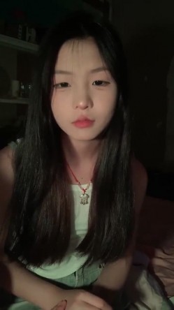 专发18，9岁的学生妹，【你的宇吖】，新人首场，男友软了，小妹妹只好自己玩