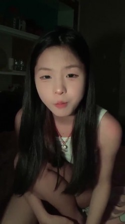 专发18，9岁的学生妹，【你的宇吖】，新人首场，男友软了，小妹妹只好自己玩