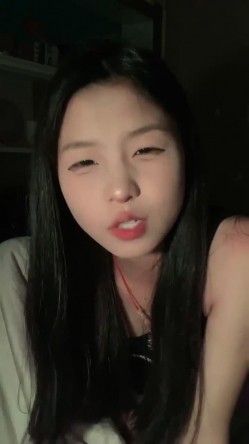 专发18，9岁的学生妹，【你的宇吖】，新人首场，男友软了，小妹妹只好自己玩