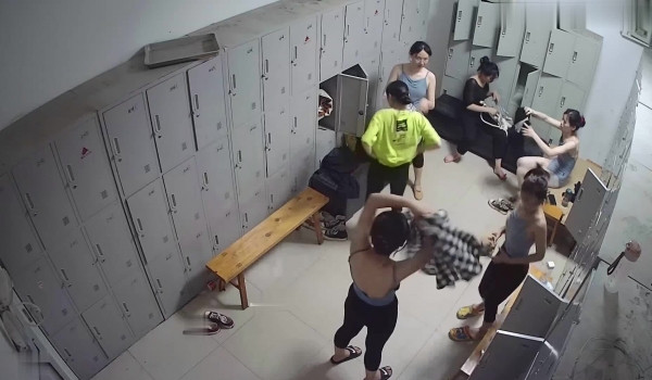 【破解摄像头】舞蹈生更衣室，舞蹈生情侣互摸搂抱，