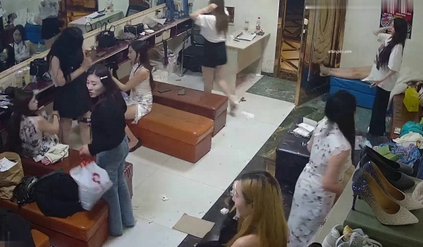 夜场后台偷拍休息间众妹子换衣,环肥燕瘦美女如云