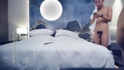 小哥微信6000元一次约了2位颜值身材很不错的高挑外围女啪啪,一个穿黑色丝袜,一个穿肉色丝袜,2人轮流爆插.国语!