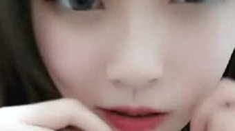 身材超正的妹子颜值很高露脸直播大秀，性感的小内裤