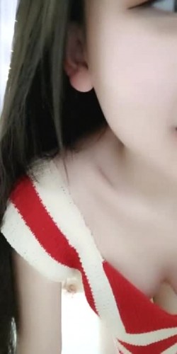 身材超正的妹子颜值很高露脸直播大秀，性感的小内裤，粉嫩的骚逼特写自慰呻吟，奶子很诱人真想替她揉一揉