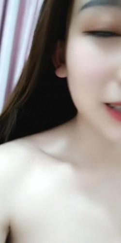 身材超正的妹子颜值很高露脸直播大秀，性感的小内裤，粉嫩的骚逼特写自慰呻吟，奶子很诱人真想替她揉一揉