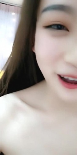 身材超正的妹子颜值很高露脸直播大秀，性感的小内裤，粉嫩的骚逼特写自慰呻吟，奶子很诱人真想替她揉一揉